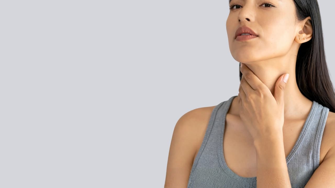 Woman experiencing thyroid issues. 